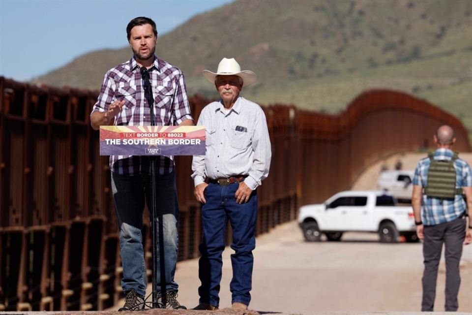 El candidato presidencial J.D. Vance durante una visita a la frontera en Arizona.