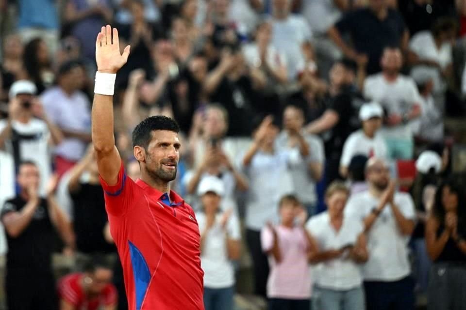 Pese a batallar con su lesión de rodilla y molestias, Novak Djokovic logró vencer con parciales de 6-1 y 7-6(3) a Stefanos Tsitsipas.