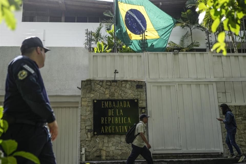 La bandera de Brasil ondea en la Embajada de Argentina en Caracas, Venezuela, el 1 de agosto de 2024.