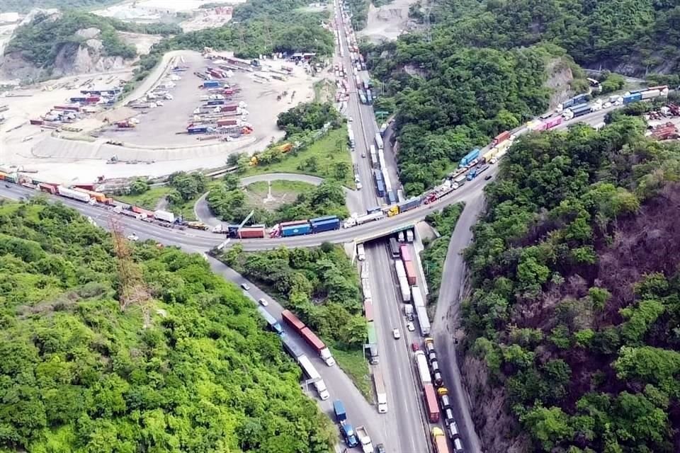 A través de redes sociales, ciudadanos atrapados entre transportistas, colimenses y turistas, solicitaron ayuda con víveres y agua, llamado que fue atendido por ciudadanos y empresas de transporte.