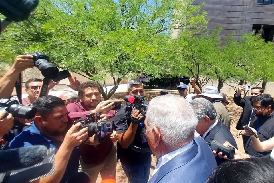 Rodeado de decenas de periodistas, el abogado de 'El Mayo' siguió su camino hasta la camioneta que lo trasladaba, sin contestar preguntas de medios.