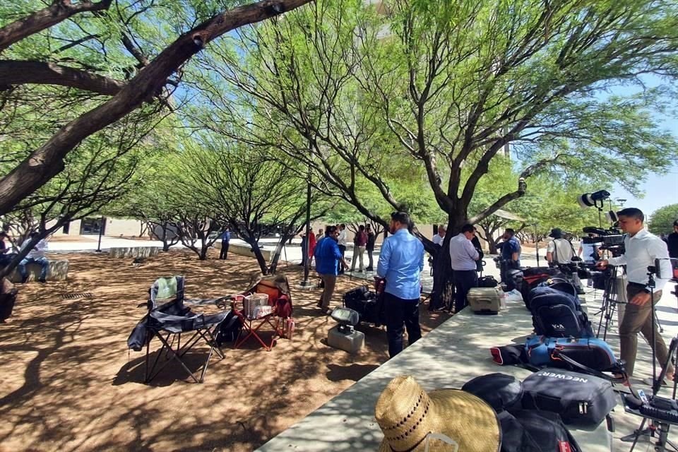 Desde temprana hora, una multitud de medios se congregó en el edificio de la Corte Federal del Distrito Oeste de Texas.