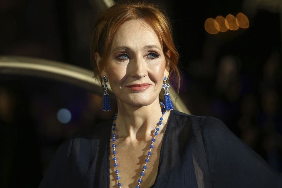 J.K. Rowling criticó la participación de la boxeadora argelina Imane Khelif en los Juegos Olímpicos, generando polémica.