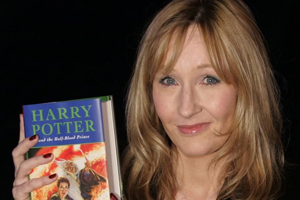 La autora de Harry Potter expresó su descontento en redes sociales, luego de que Khelif ganara su combate debido al abandono de su rival, Angela Carini.