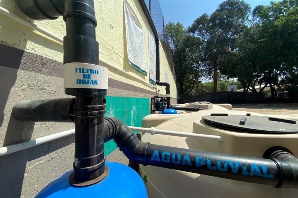 Cosechar la lluvia también reduce el flujo de agua que se va al drenaje, disminuye el riesgo de inundaciones, contribuye a la no sobreexplotación del acuífero, indicó la dependencia.