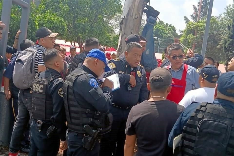 Comerciantes colgaron de cabeza a un hombre que intentó robar la batería de un auto.