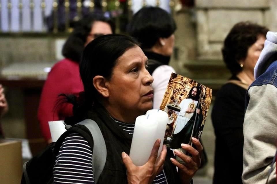 Veladoras, imágenes y rosarios son parte de los objetos con los que fieles rinden homenaje a San Judas Tadeo.