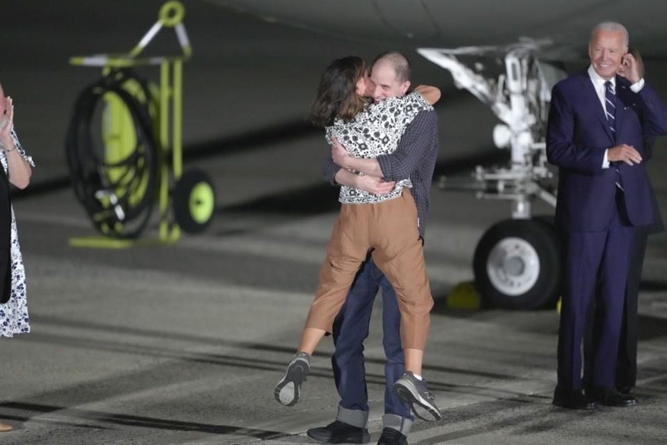 Evan Gershkovich abraza a su madre a su llegada a Estados Unidos.