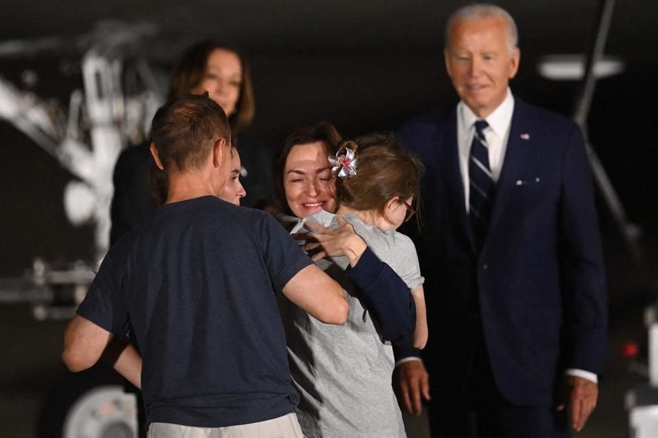 Alsu Kurmasheva abraza a su familia a su llegada a Estados Unidos.