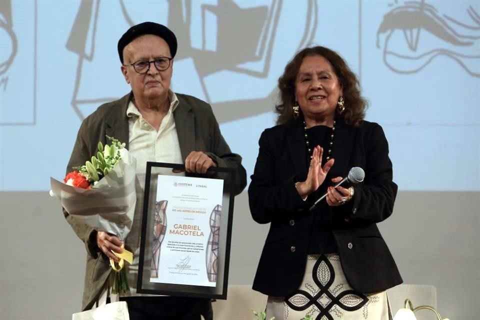 Gabriel Macotela y Lucina Jiménez, directora del INBAL, durante el homenaje en Bellas Artes.