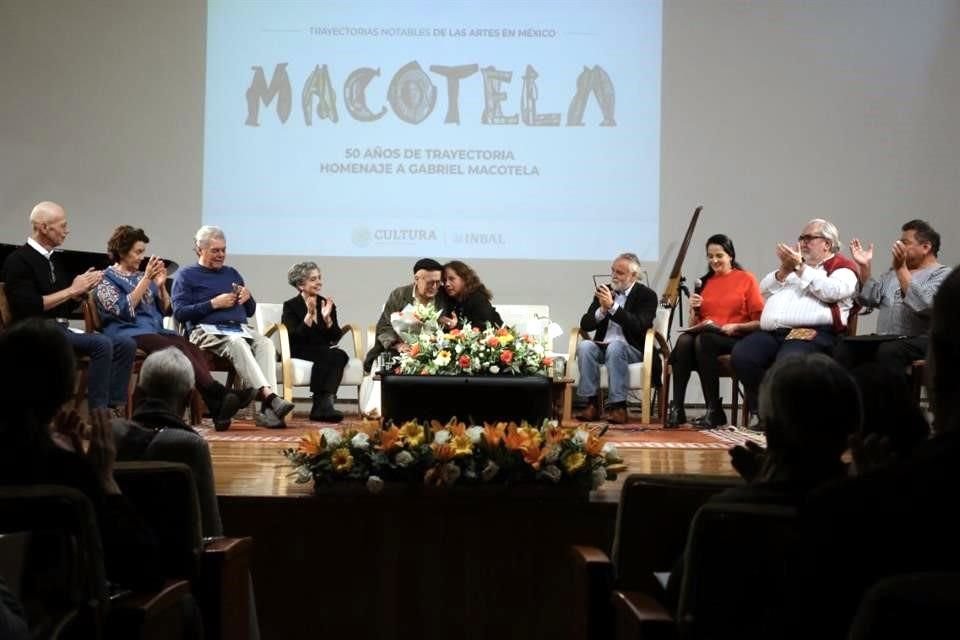 La noche del jueves en Bellas Artes se tornó en una fiesta alrededor de Gabriel Macotela, entre entrañables amigos.