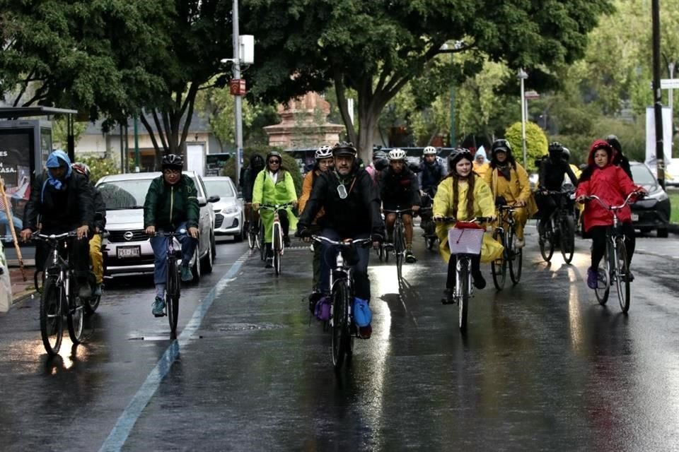 Colectivos rodaron desde la Glorieta de las Mujeres que Luchan hasta donde está la bici blanca en memoria de Caro.