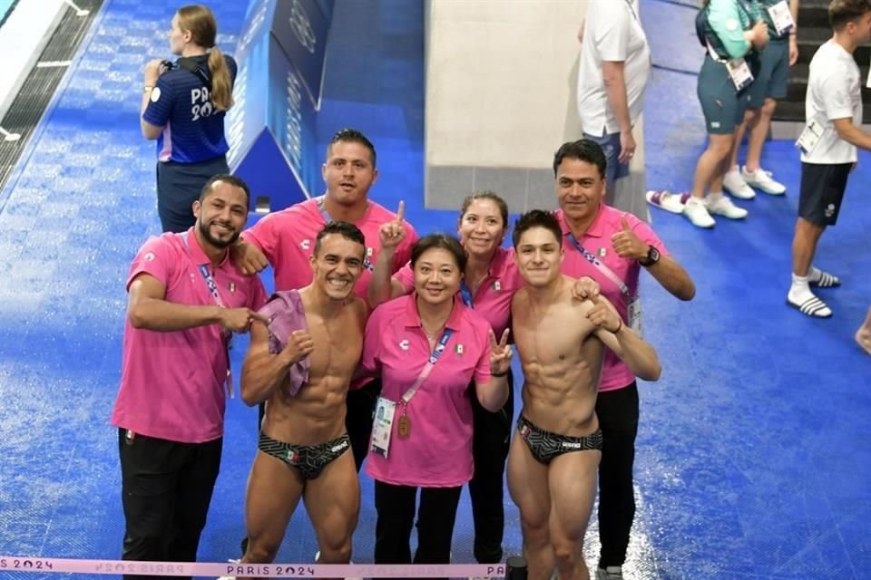Así festejaron Osmar Olvera y Juan Celaya con sus entrenadores tras asegurar la medalla de Plata en los clavados olímpicos.