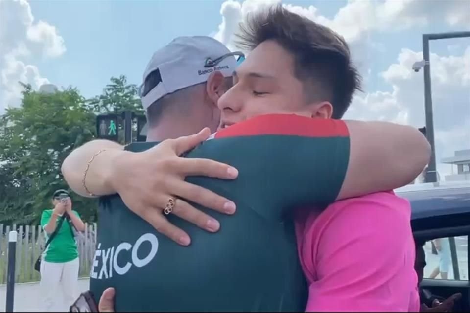 Luego de una espera de tres horas, la familia de Osmar Olvera pudo felicitar a su hijo tras la medalla de Plata, un abrazo exprés que vale oro.