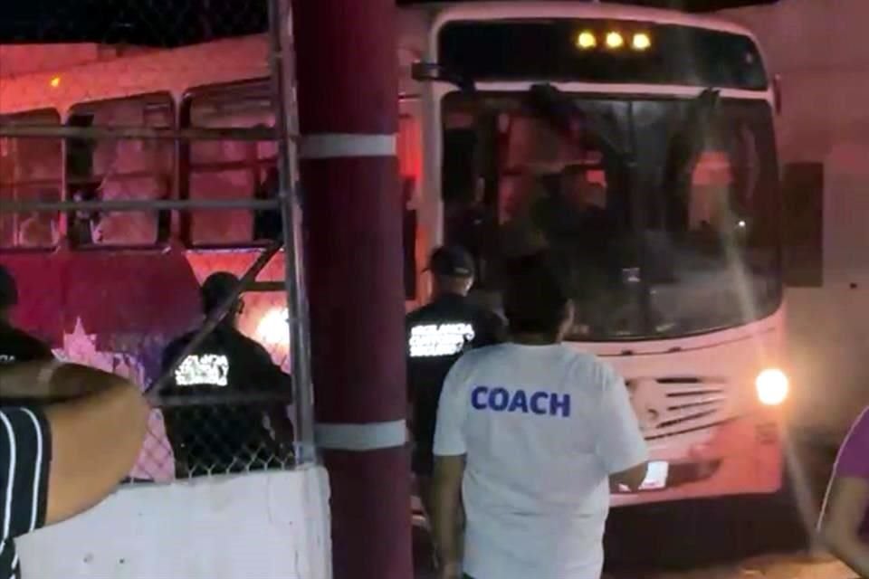 A las afueras del centro penitenciario, familiares salieron al paso del convoy, para protestar en medio del llanto.