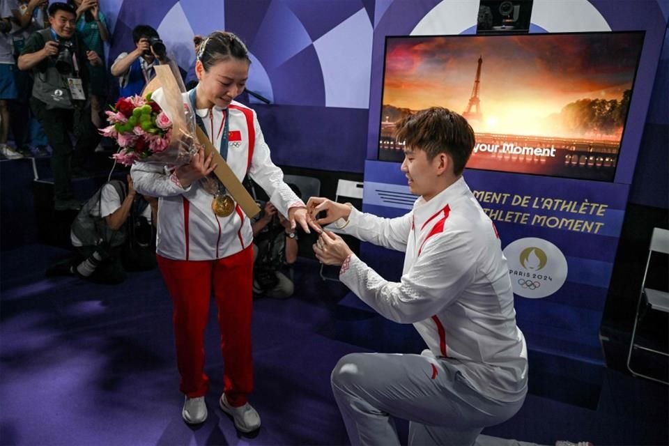 La china Huang Ya Qiong tuvo un día inolvidable en París, pues tras ganar el Oro en bádminton, recibió una propuesta de matrimonio.