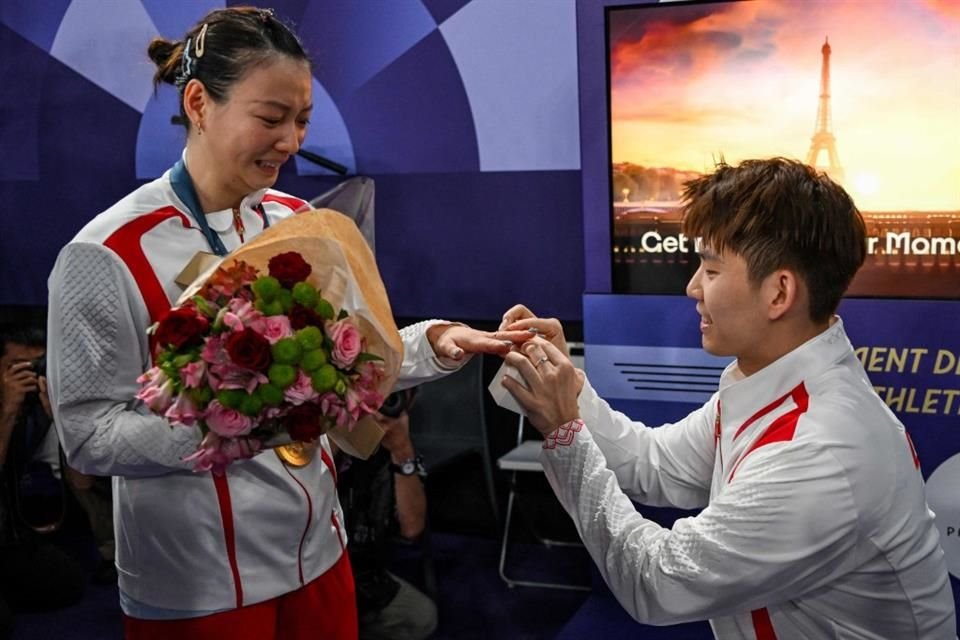 La china Huang Ya Qiong tuvo un día inolvidable en París, pues tras ganar el Oro en bádminton, recibió una propuesta de matrimonio.