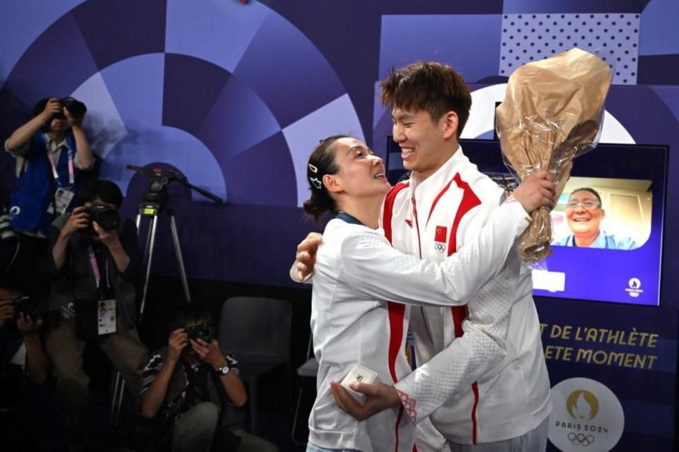 La china Huang Ya Qiong tuvo un día inolvidable en París, pues tras ganar el Oro en bádminton, recibió una propuesta de matrimonio.