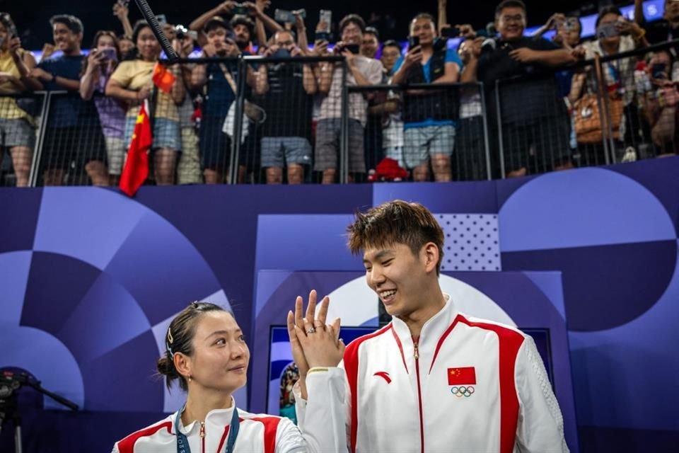 La china Huang Ya Qiong tuvo un día inolvidable en París, pues tras ganar el Oro en bádminton, recibió una propuesta de matrimonio.