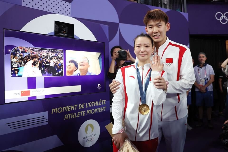 La china Huang Ya Qiong tuvo un día inolvidable en París, pues tras ganar el Oro en bádminton, recibió una propuesta de matrimonio.