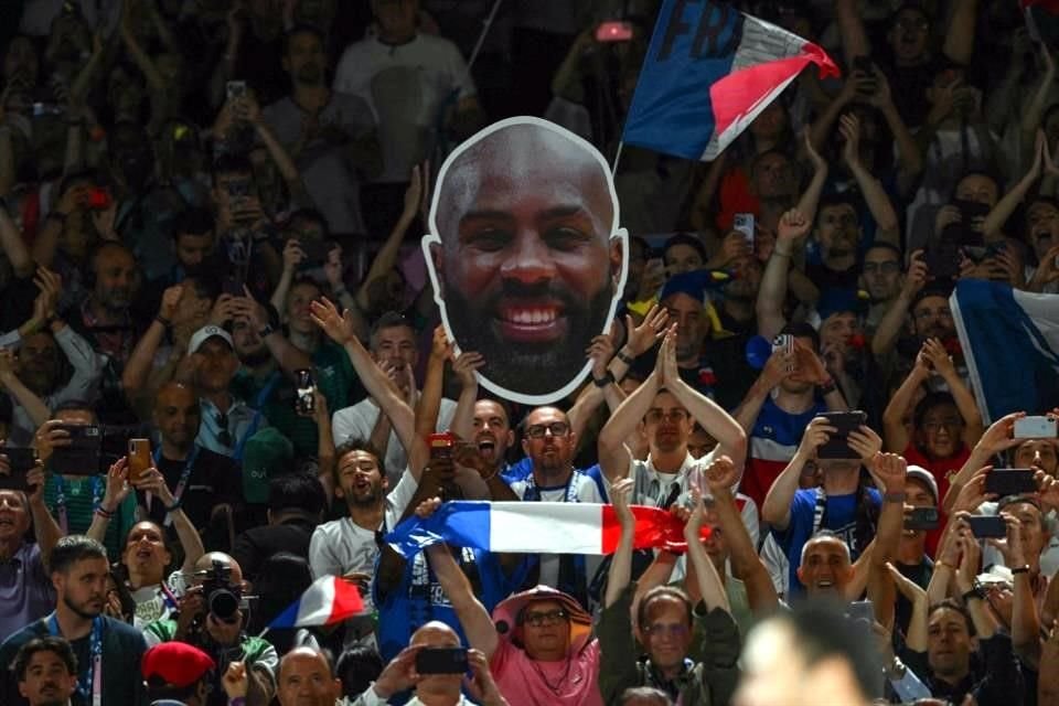 Los aficionados galos colmaron la Champ-de-Mars Arena para ver a su ídolo Teddy Riner volver a levantarse como campeón olímpico.