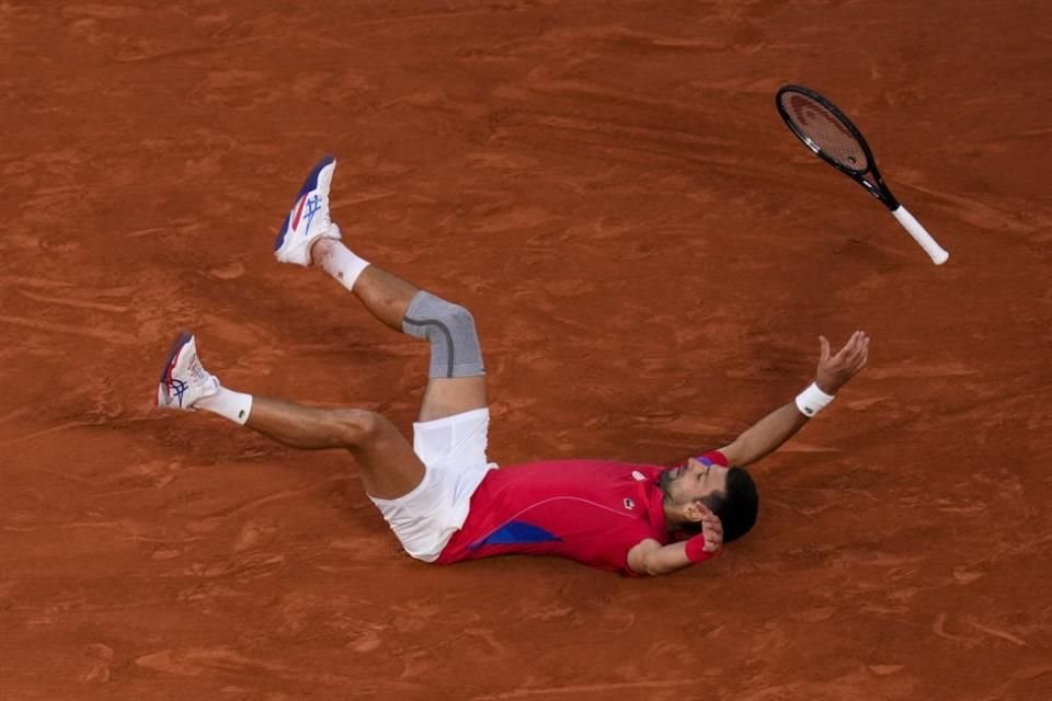 Novak Djokovic se tiró la arcilla tras el match point.