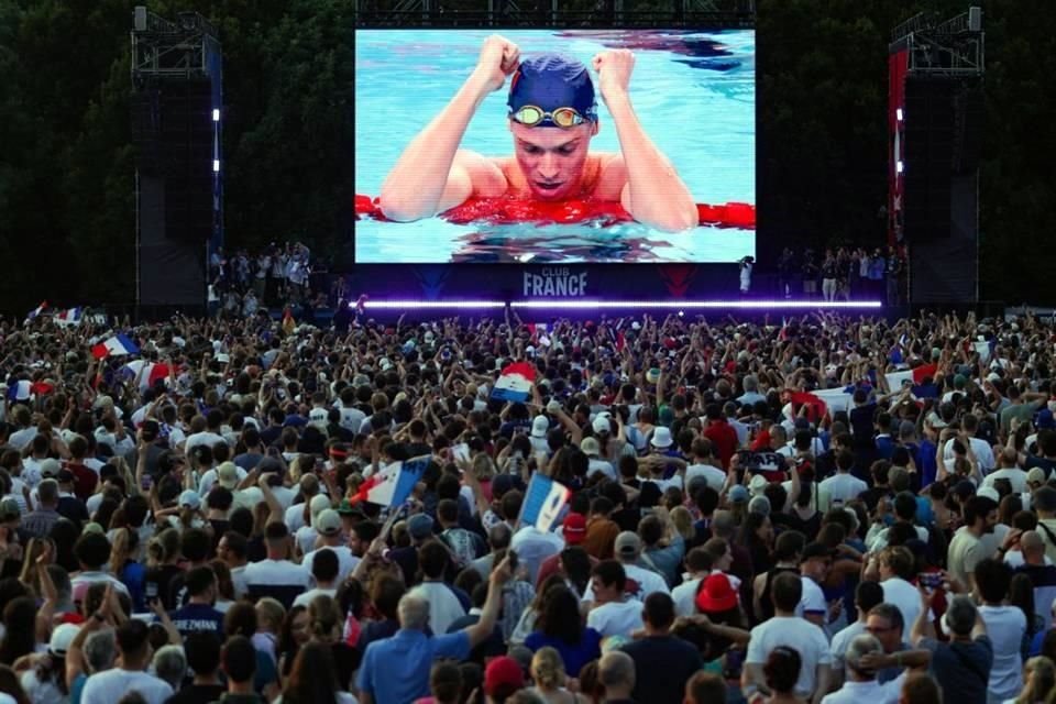 Los aficionados en el Club France y en la Arena La Defense se volcaron en apoyo a su nadador.