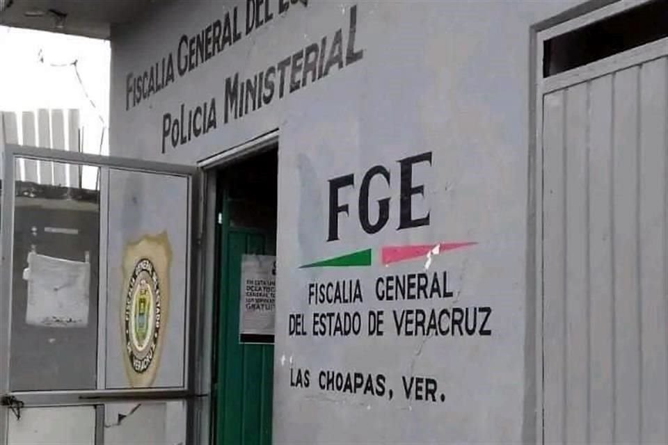 La Fiscalía de Veracruz informó que los cuatro elementos de la Policía Ministerial fueron detenidos como probables responsables de los delitos de evasión de presos e incumplimiento del deber legal.