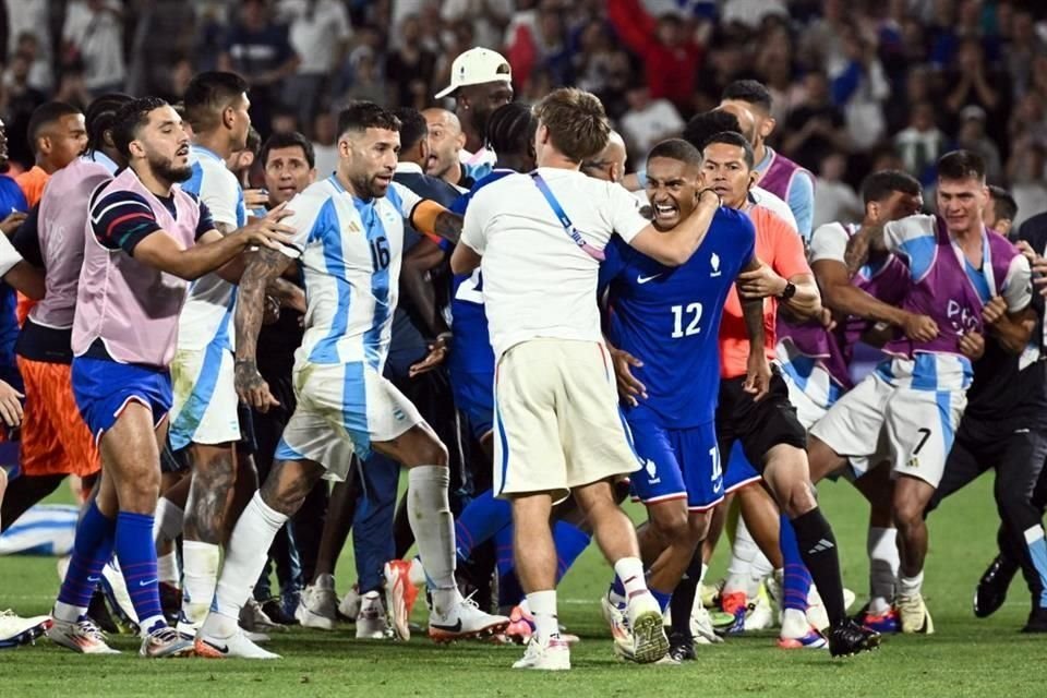 Al final del partido hubo conatos de bronca con algunos jugadores del equipo argentino con los franceses.