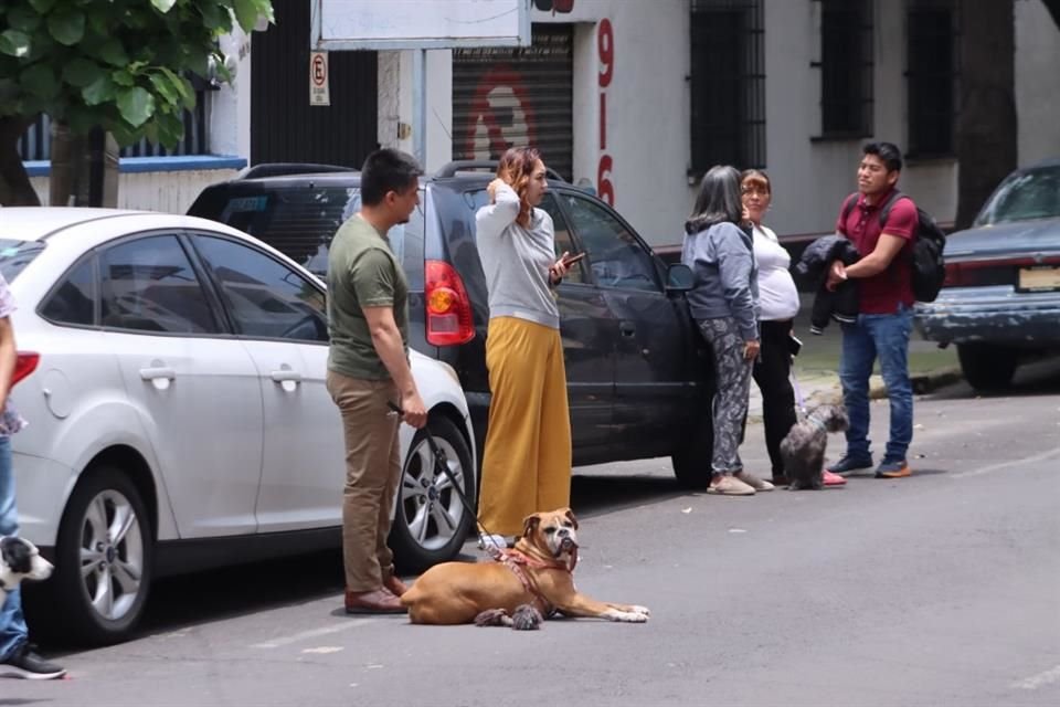 La gente salió asustada a las calles luego de escuchar la alarma.