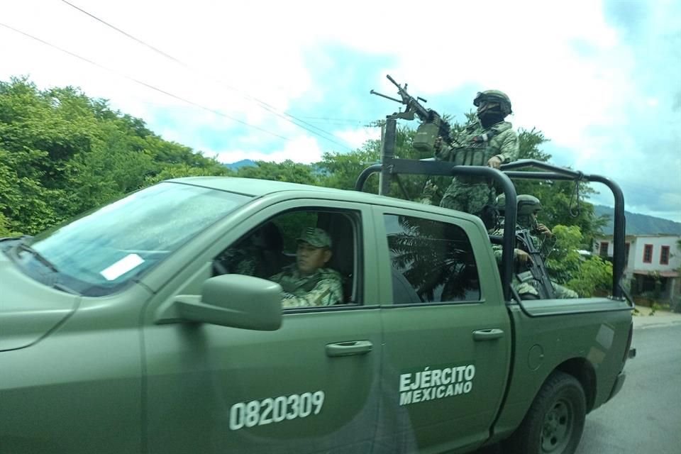 La presencia de las fuerzas castrenses se hizo evidente este día, en el trayecto que va desde Tuxtla capital hasta La Concordia, donde AMLO inició otra gira conjunta con Sheinbaum.