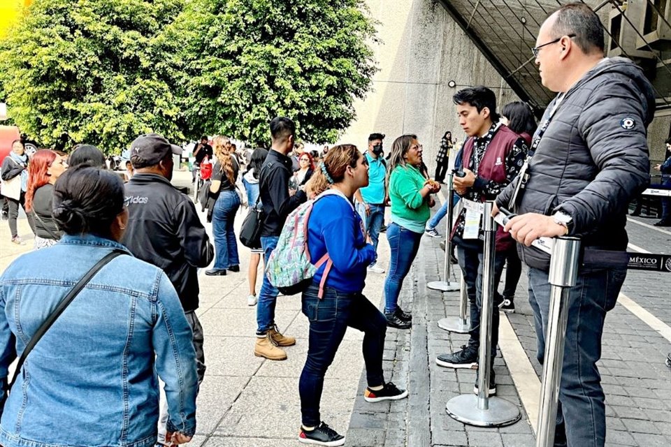 También las filas del SAT están desbordadas.