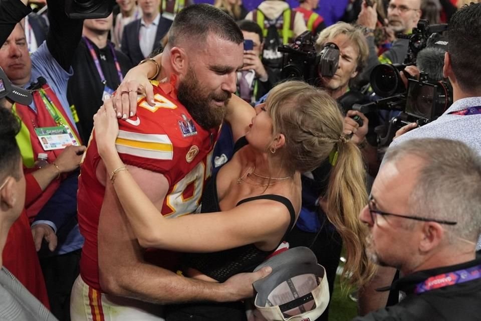 Fuentes aseguran que Travis Kelce está muy cerca de proponerle matrimonio a Taylor Swift; el representante de la estrella de NFL lo niega.