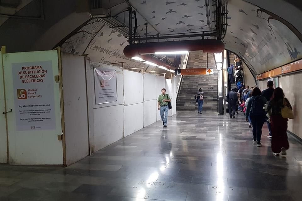 En estaciones de la Línea 7 del Metro, usuarios padecen por la rehabilitación de las escaleras eléctricas. 