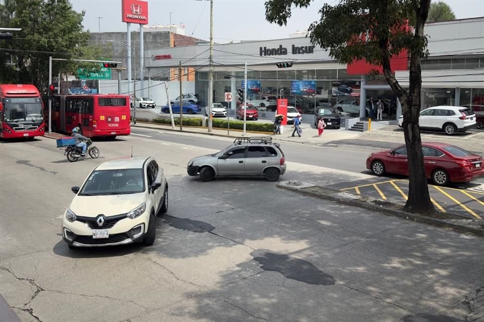 Automovilistas se dan una vuelta prohibida en 'U' sobre Avenida Insurgentes, cerca de la estación El Caminero de la Línea 1 del Metrobús  