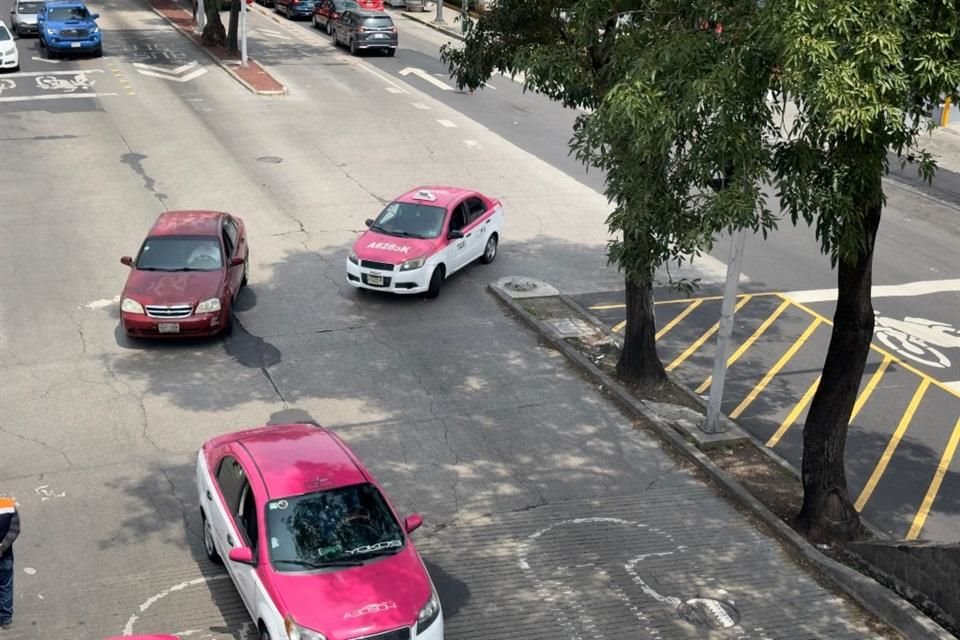 De acuerdo con vecinos, conductores de la zona quitaron el señalamiento que indicaba que estaba prohibida la vuelta. 