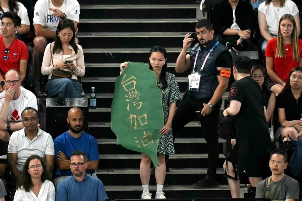 Esta aficionada sufrió el robo de su cartel, también en un juego de bádminton.