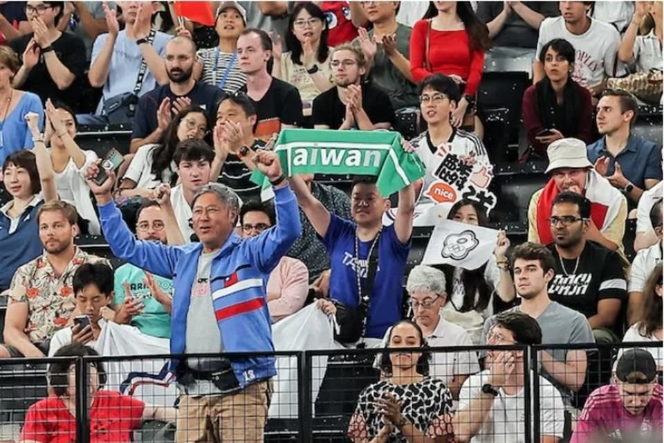 Un espectador fue retirado en París por sostener una bandera con apoyo a Taiwán, delegación que participa bajo el nombre de China Taipéi.