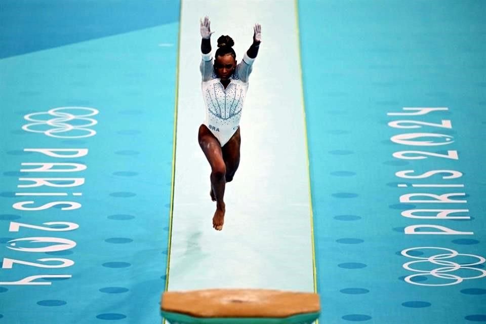 Rebeca Andrade se quedó con la Plata al finalizar a pocas décimas de Biles en la final del salto de potro.