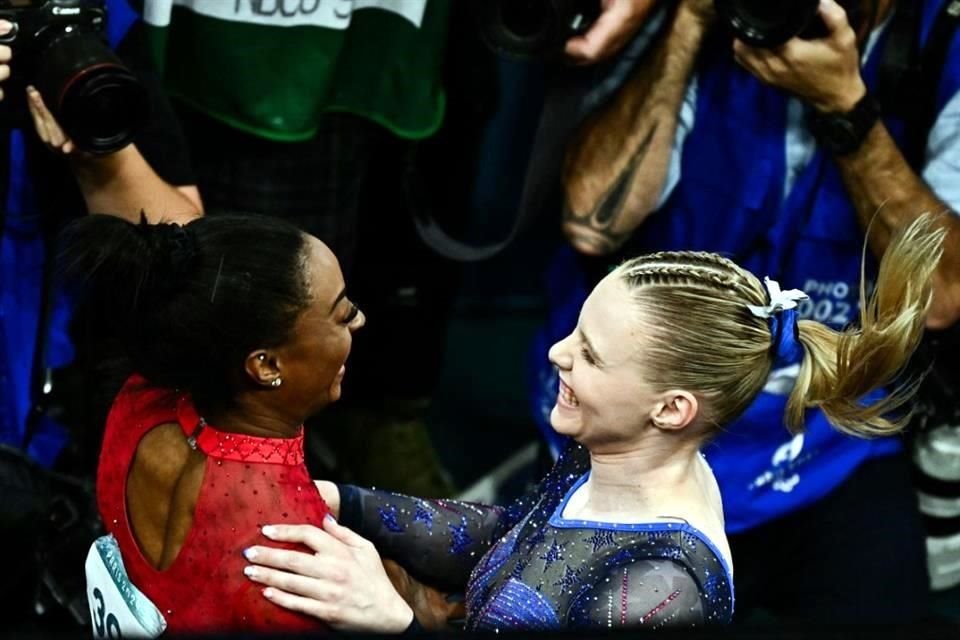 Simone Biles y Jade Carey hicieron el 1-3 en el podio para Estados Unidos en el salto de potro.