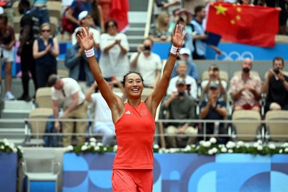 Qinwen Zheng festejó el título más importante de su carrera con banderas de su natal China en las tribunas.