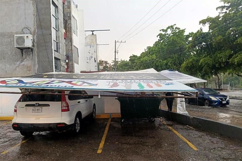 Además, tres espectaculares cayeron en la zona centro en el boulevard Niños Héroes, en la avenida Nicolás Bravo, y otro más en Xicoténcatl esquina con Miguel Hidalgo.