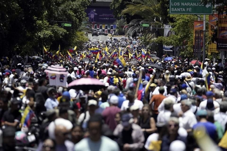 Miles de personas salieron a las calles de Venezuela en una jornada de manifestaciones contra resultado electoral que da triunfo a Maduro.