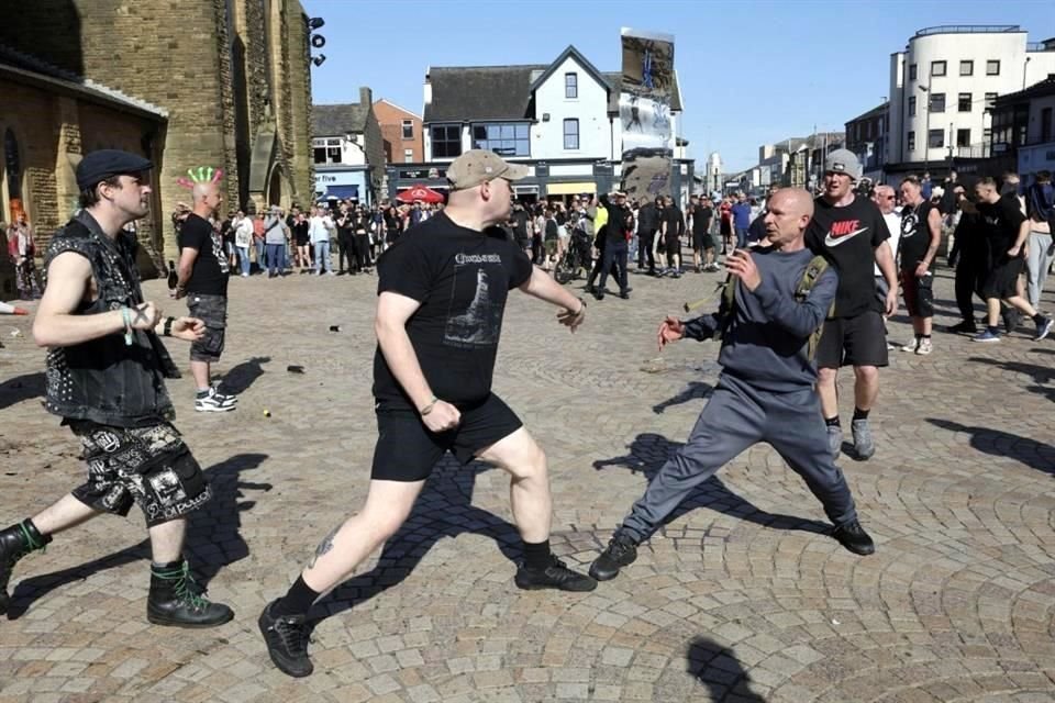 Estalla una pelea entre antifascistas, izquierdistas y otras personas que protestaban en Blackpool, Inglaterra.