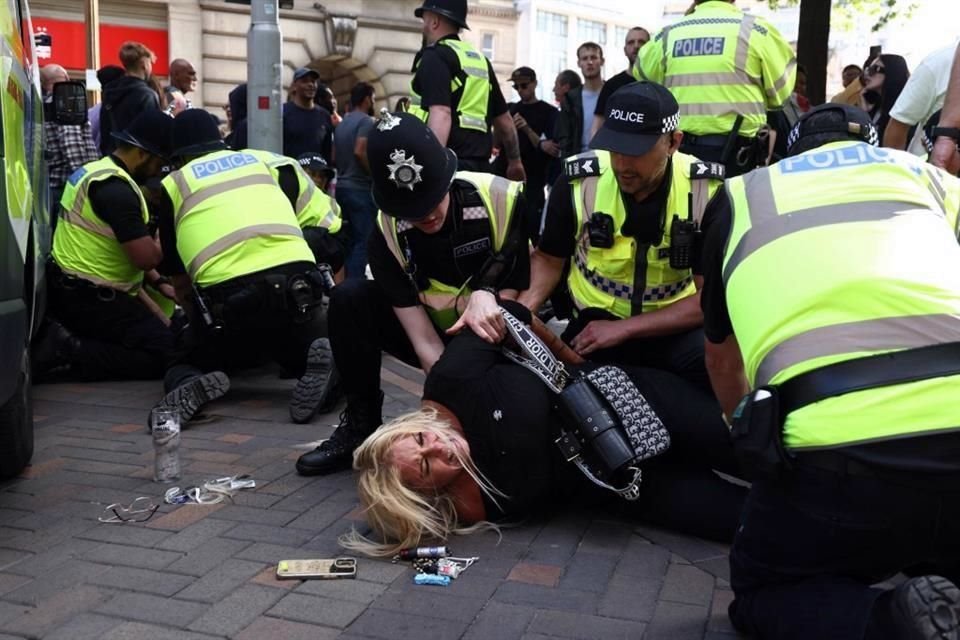 Manifestantes detenidos en Nottingham durante la manifestación 'ya es suficiente' celebrada en reacción a los apuñalamientos fatales en Southport.