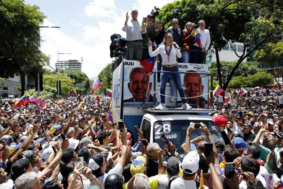 La líder opositora María Corina Machado reapareció en una manifestación en Venezuela por el resultado electoral que da victoria a Maduro.