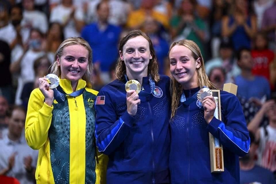 Katie Ledecky, al centro, con su histórica novena medalla de Oro olímpica.