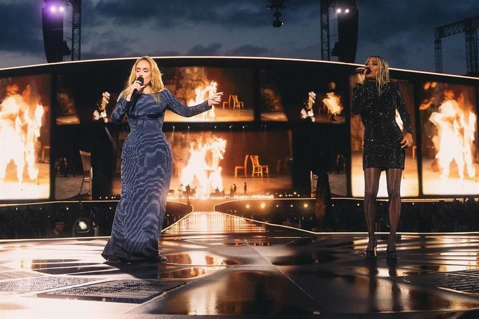 El set de Adele, compuesto por 20 pistas, incluyó grandes éxitos como 'Hometown Glory' y 'Someone Like You'.