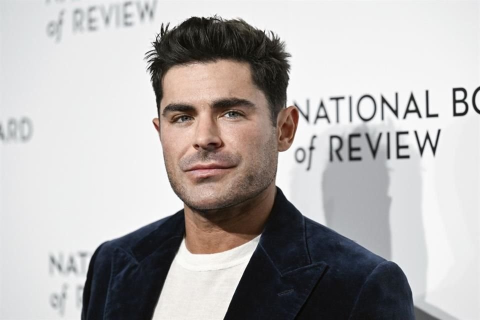 El actor Zac Efron fue trasladado a un hospital en España, tras accidente de piscina en una villa en Ibiza.