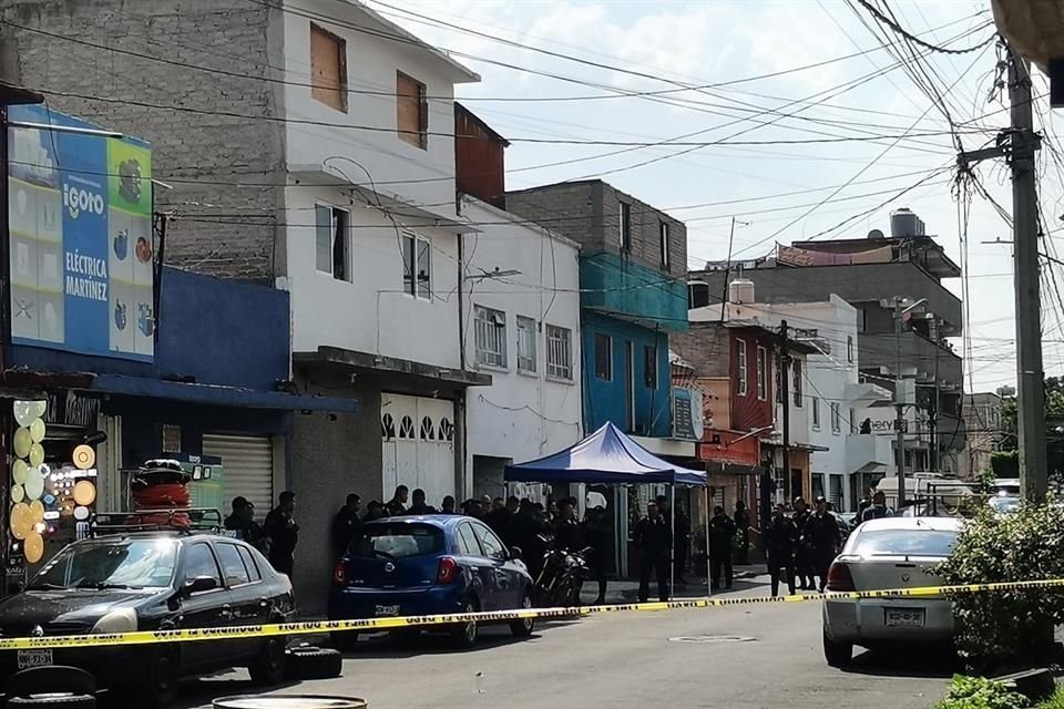 Uno de los vecinos aseguró que una de las mujeres baleadas pidió ayuda y que fue gracias a eso que los curiosos llamaron al número de emergencias. 